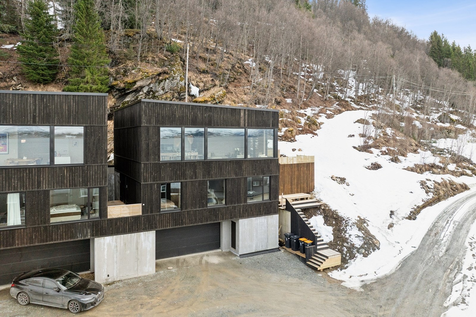 Utleie med egen, overbygget inngang fra sør. Inneholder stue, kjøkken, soverom og bad. Galleribilde