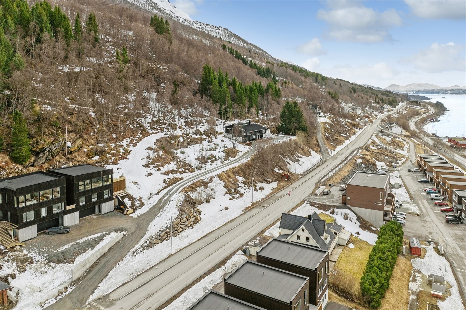 Familieområde med lekeplass rett på nedsiden og barn i mange aldere like i nærheten. Galleribilde