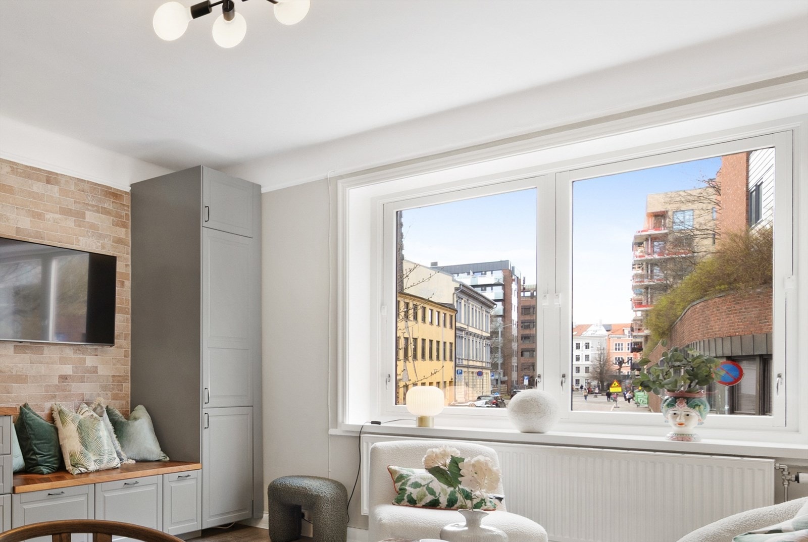 Leiligheten har malte trevinduer med 2-lags isolerglass som slipper inn godt med dagslys Galleribilde