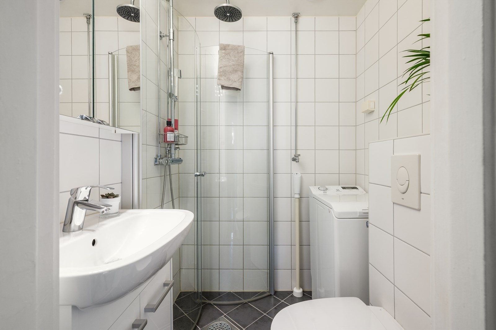 Badet ble oppusset i regi av sameiet i 2010 og har opplegg for vaskemaskin. Galleribilde