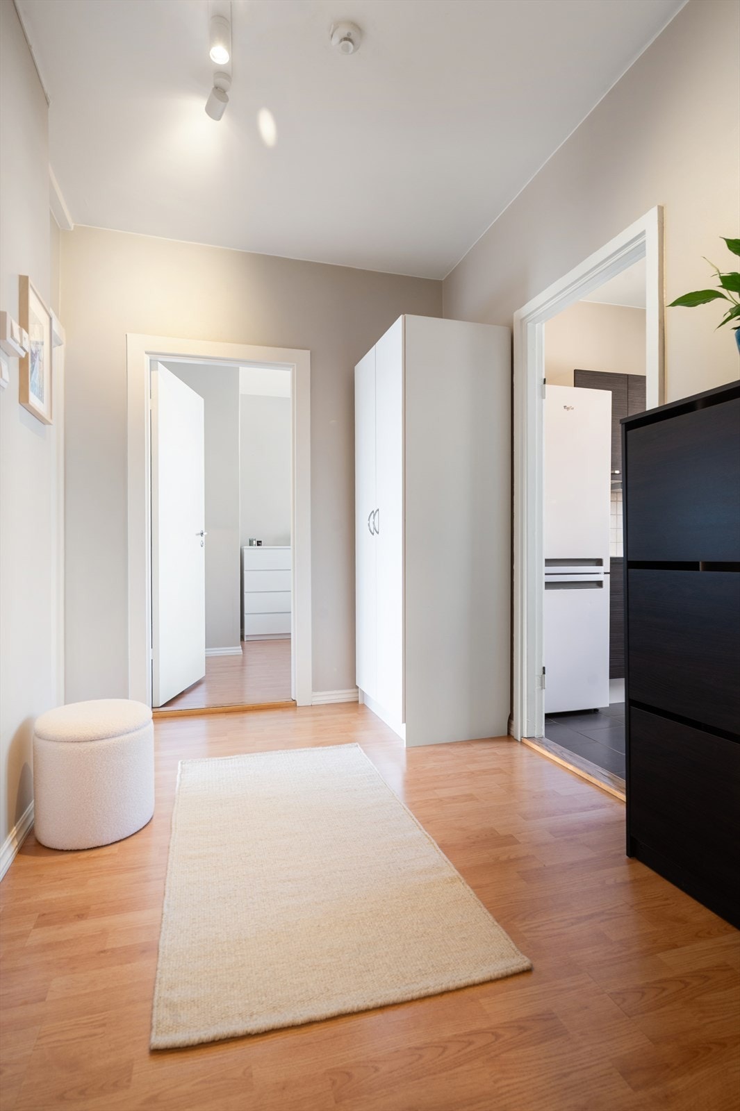 Innbydende entré med god plass til oppheng av yttertøy og oppbevaring av sko. Galleribilde