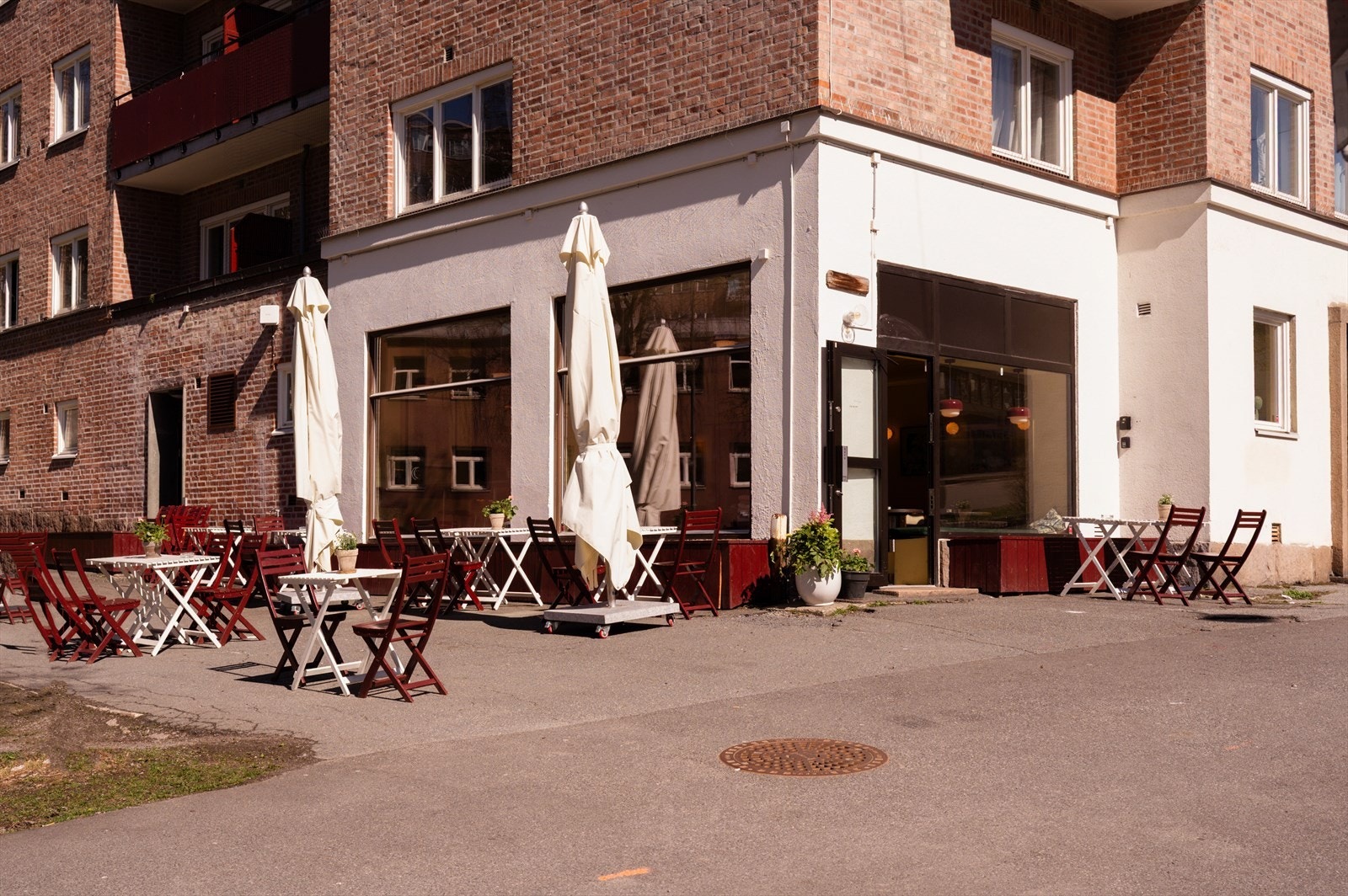 Nabolags-favoritten, Langt Langt Borte ligger like i nærheten og byr på god drikke, deilig snacks og en solrik uteservering. Galleribilde