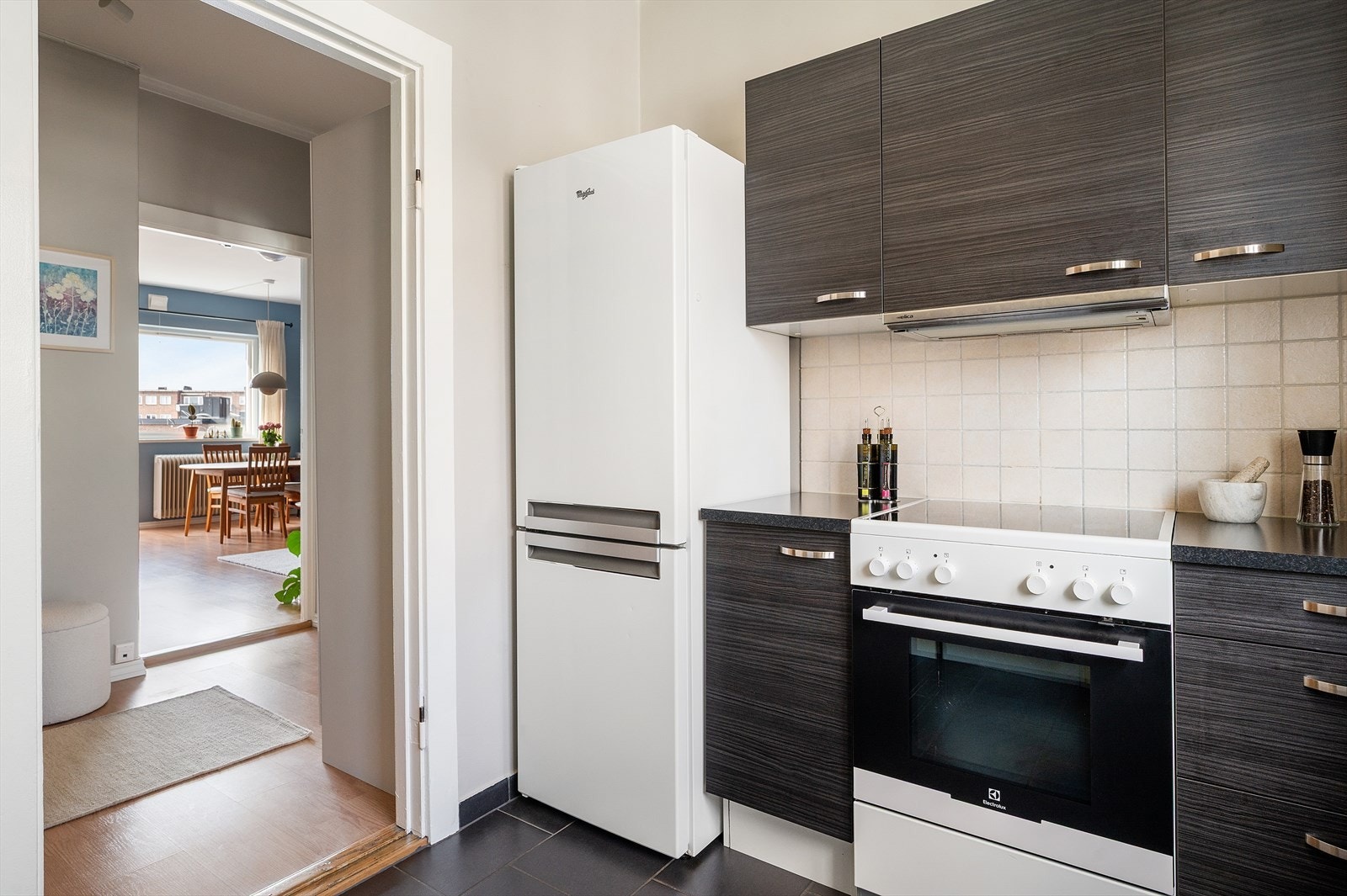 Oppvaskmaskin, stekeovn og vaskemaskin medfølger handelen. Galleribilde