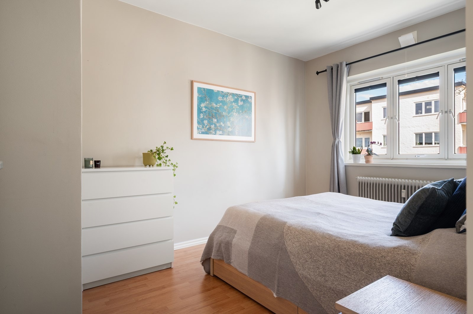 Romslig soverom med god plass til dobbeltseng og nattbord. Galleribilde