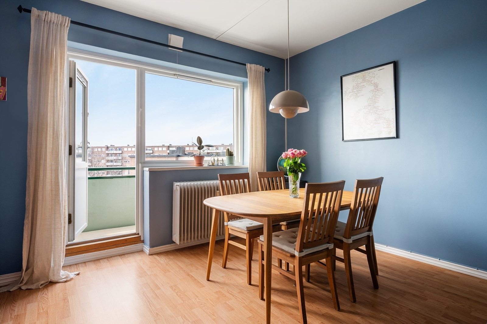 God plass til spisebord for hyggelige sammenkomster. Galleribilde