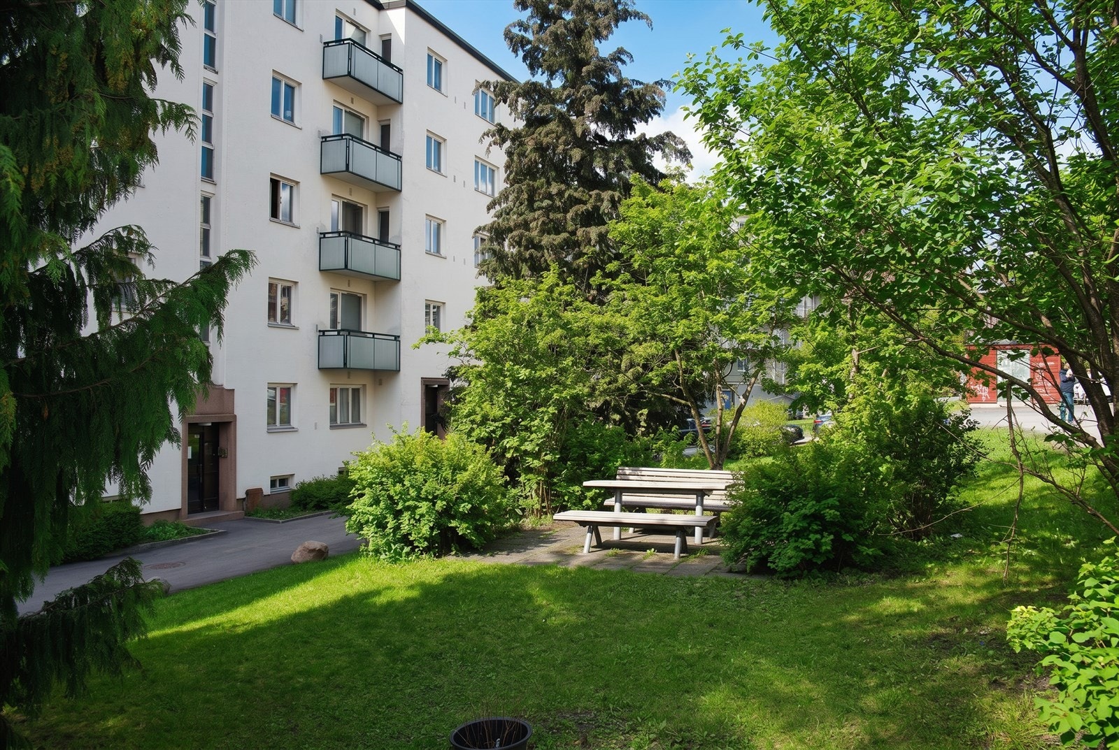 Fellesområdene er pent opparbeidet med gressplen, sittegrupper og hyggelig beplantning. Galleribilde