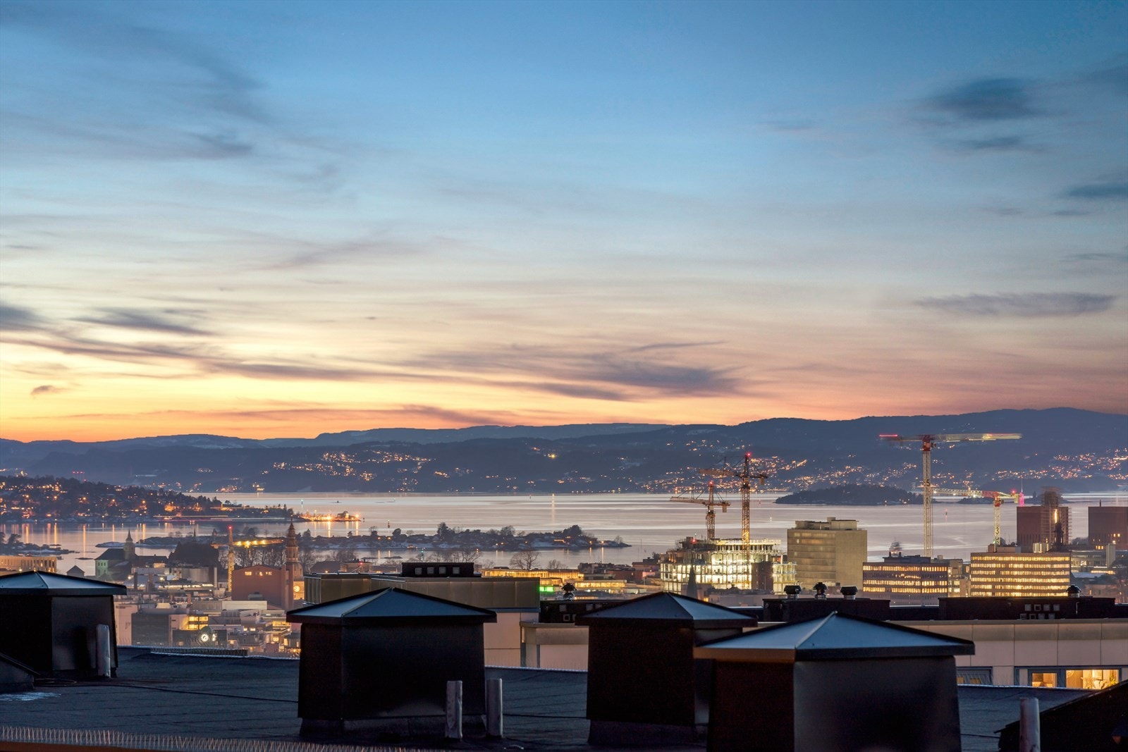 Beliggenheten i byggets toppetasje gir en luftig og skjermet følelse, med fantastisk utsikt over byen og Oslofjorden. Galleribilde