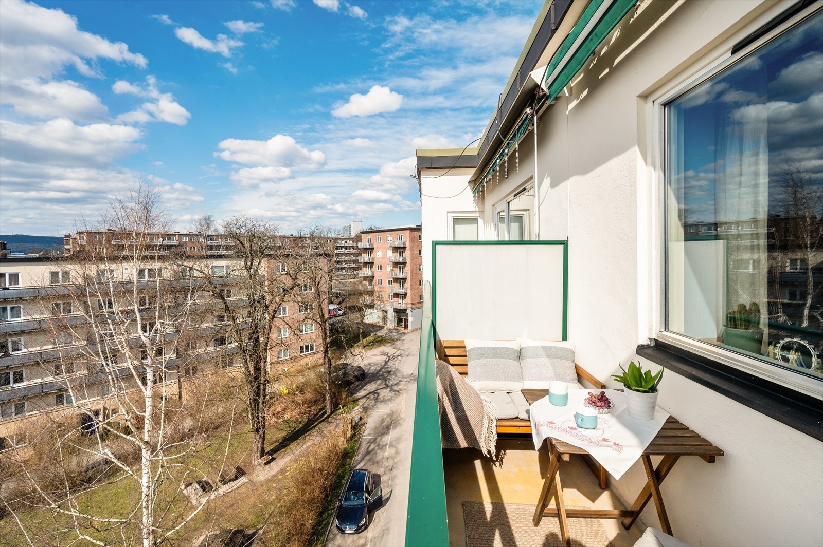 Balkongen har god plass til utemøbler som sittegruppe, grill og beplantning, og fungerer som en naturlig forlengelse av boligen i sommerhalvåret. Galleribilde