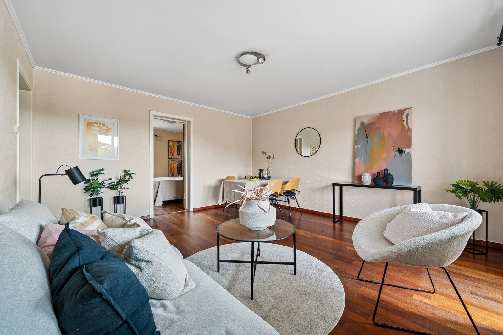 De store vindusflatene slipper inn rikelig med lys og skaper en hyggelig stemning og romfølelse. Galleribilde