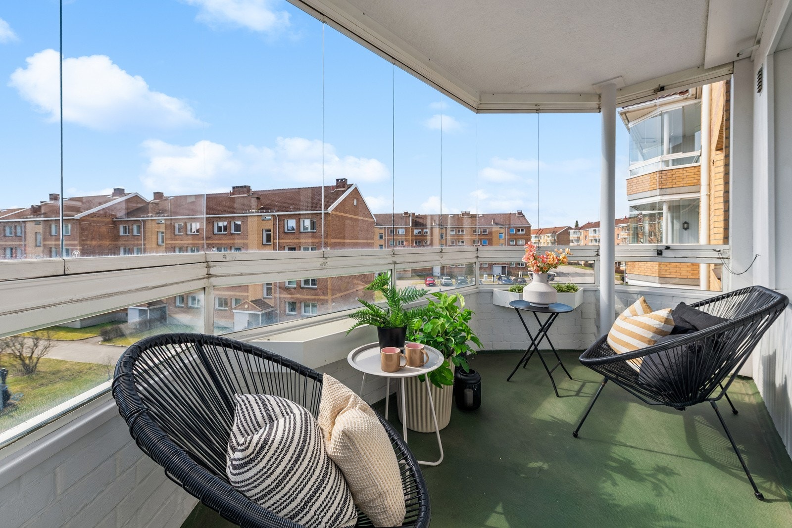 Fra stuen er det utgang til en innglasset balkong på ca. 7 kvm. Galleribilde