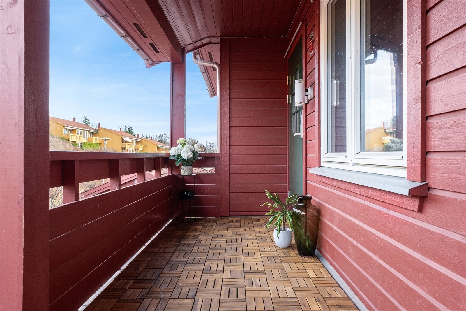 Adkomst til leiligheten i andre etasje via en felles utvendig trapp og repos. Galleribilde