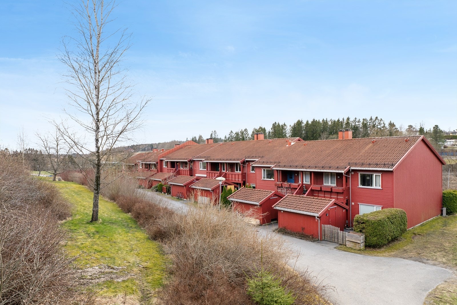 Beliggenheten i Ås er ideell for de som verdsetter nærhet til natur, med kort vei til marka, lekeplasser og fotballbaner. Galleribilde