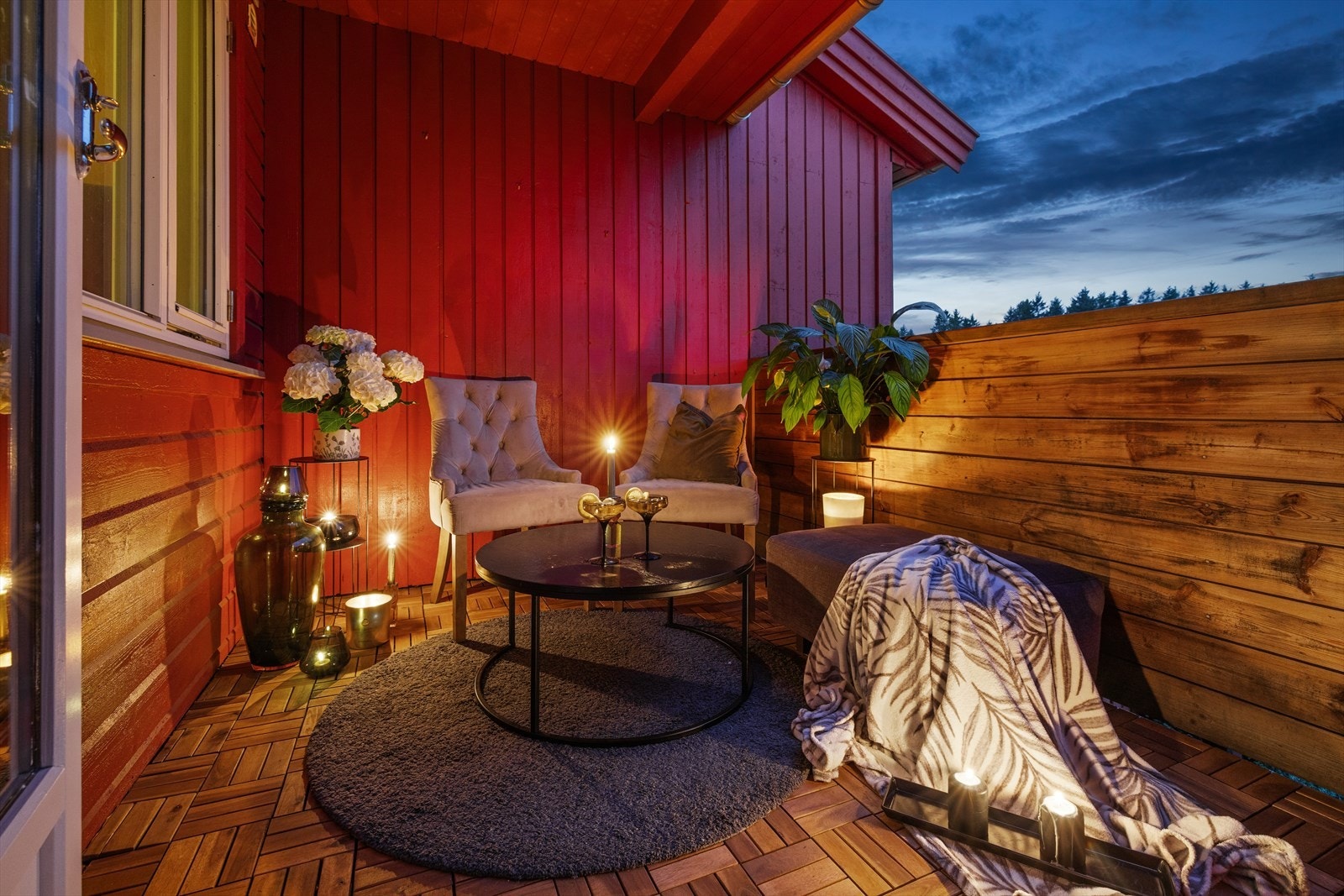 Balkongen har god plass til en sittegruppe. Gulvet er oppgradert med terrassefliser i tre. Galleribilde