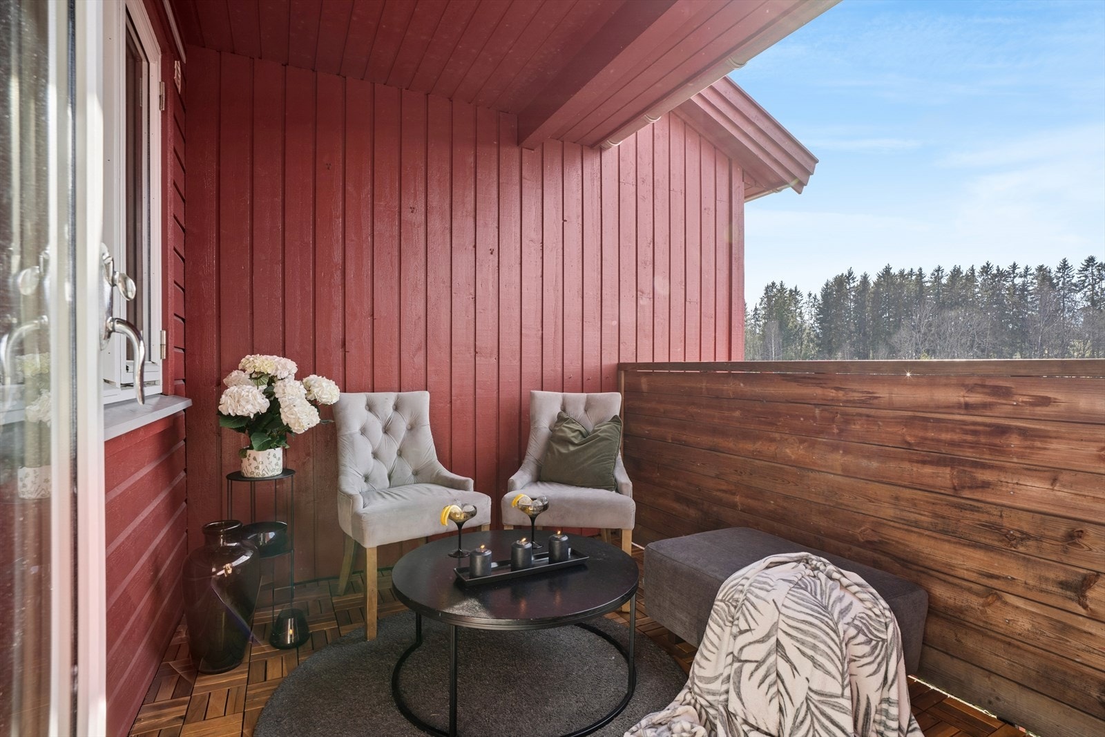 Balkongen på ca. 6 m² er tilgjengelig via en terrassedør i tre med glass fra byggeåret. Galleribilde