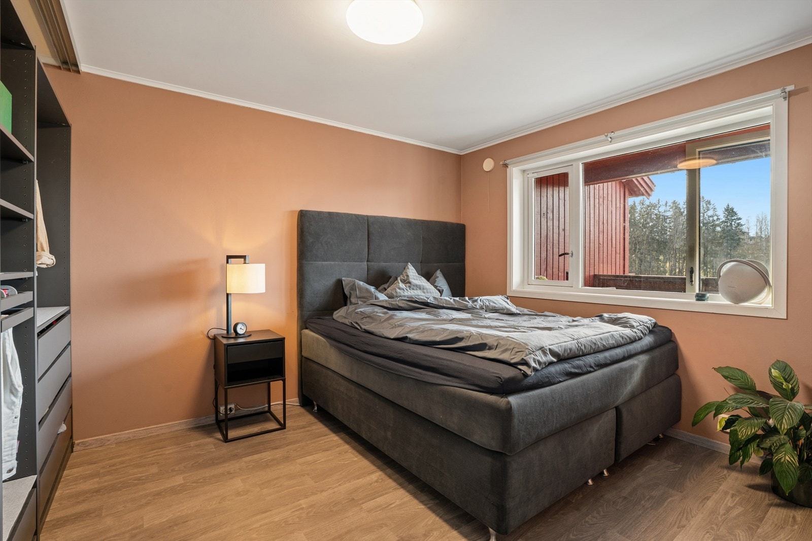 Leiligheten har to gode soverom med plass til både seng og andre småmøbler. Galleribilde