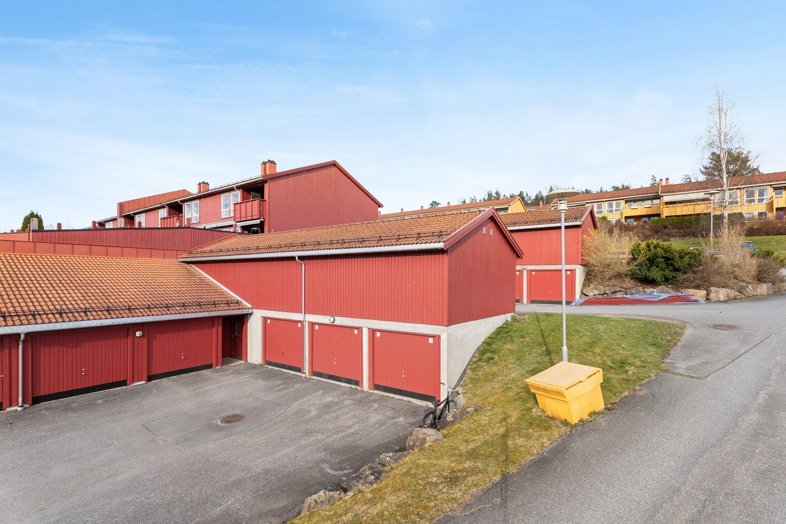 Med leiligheten følger en fast garasjeplass på 16 m² i garasjerekke, utstyrt med strøm, lys og elbillader. Galleribilde
