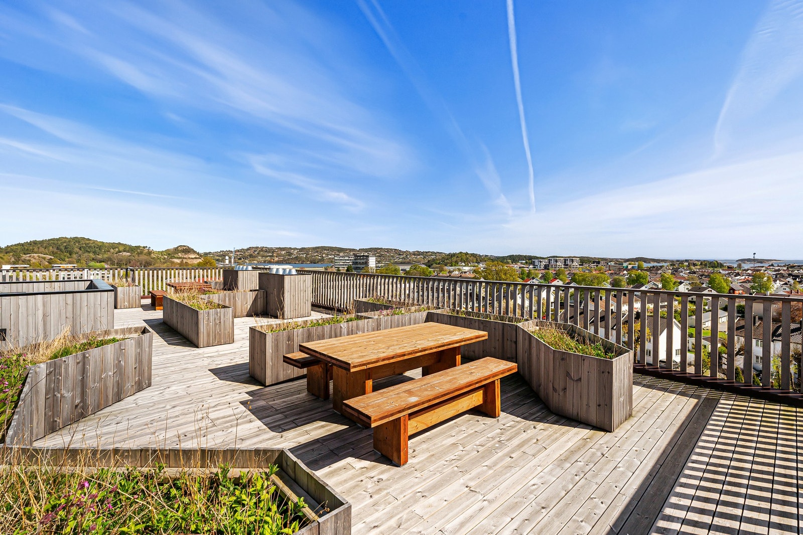 Felles takterrasse med fantastisk utsikt og sol hele dagen Galleribilde