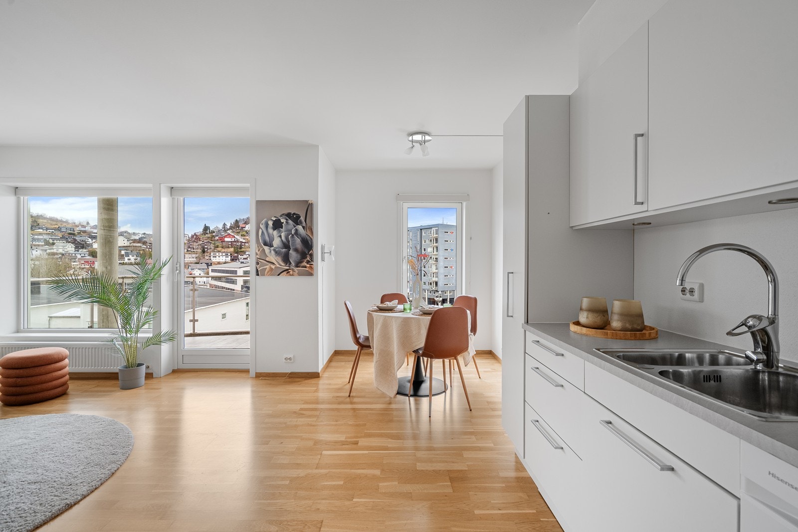 Det er god plass til både sofagruppe og spisegruppe. Galleribilde