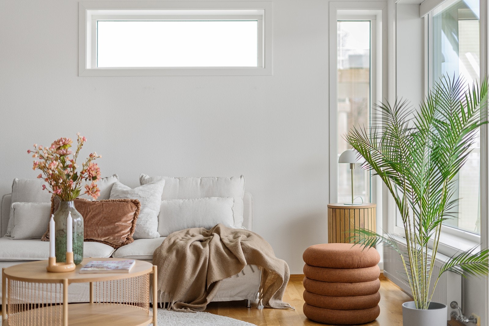 Delikat stue med store vindusflater. Galleribilde
