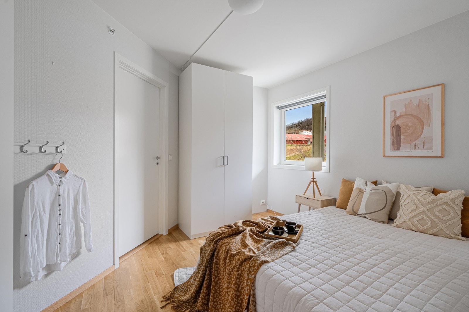 Hovedsoverommet er lyst og trivelig med god plass til stor seng, mindre møbler og garderobeløsning. Rommet oppleves luftig og har en praktisk utforming. Galleribilde