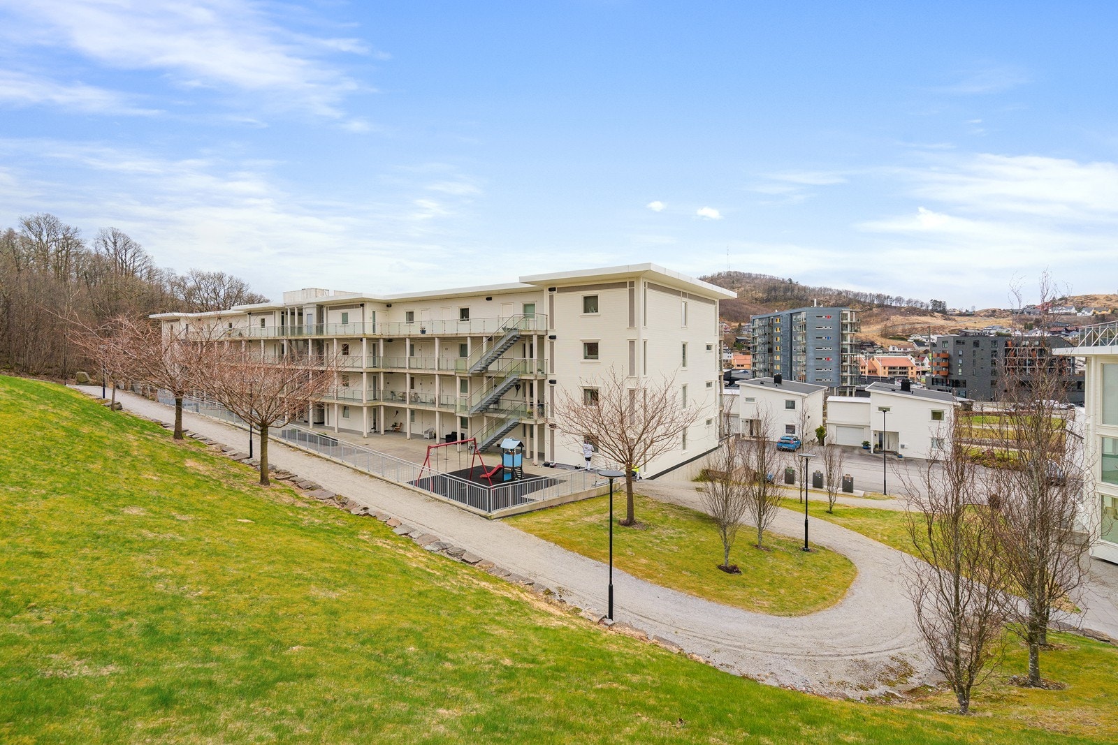 Leiligheten ligger sentralt, bare noen minutters gange fra Amfi Ålgård, hvor du finner et bredt utvalg av butikker, spisesteder og apotek - alt du trenger i hverdagen. Galleribilde