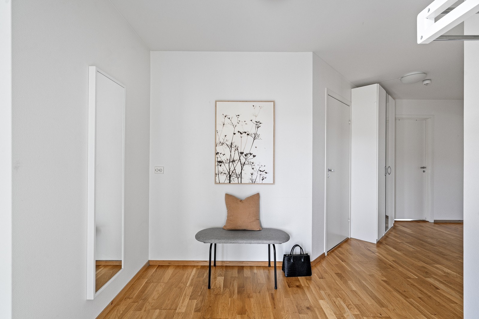 Innbydende og romslig entré med god plass til garderobeløsning, som gir et praktisk og ryddig førsteinntrykk av leiligheten. Galleribilde