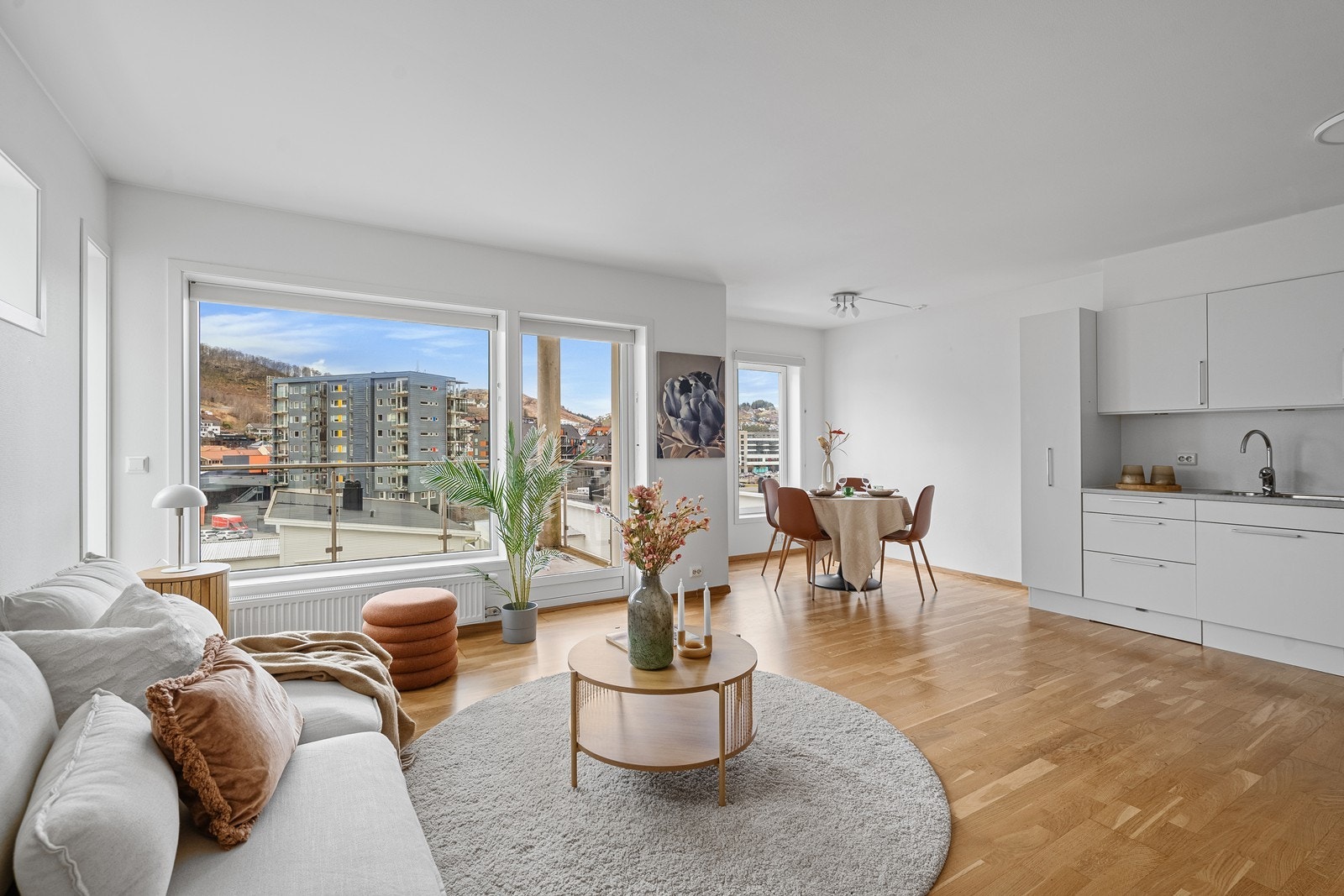 Leiligheten har en praktisk og gjennomgående planløsning med åpen kjøkkenløsning som gir en romslig og sosial atmosfære. Galleribilde