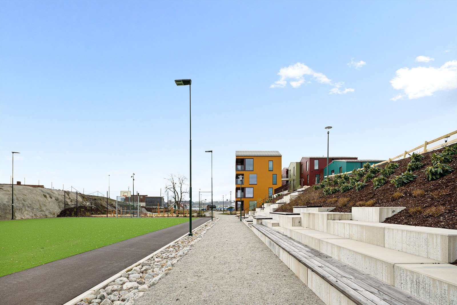 Dagligvarebutikker som Meny, Rema 1000, Kiwi og Coop er lett tilgjengelig, og det er kort vei til både Hundvåg senter og Stavanger sentrum. Galleribilde