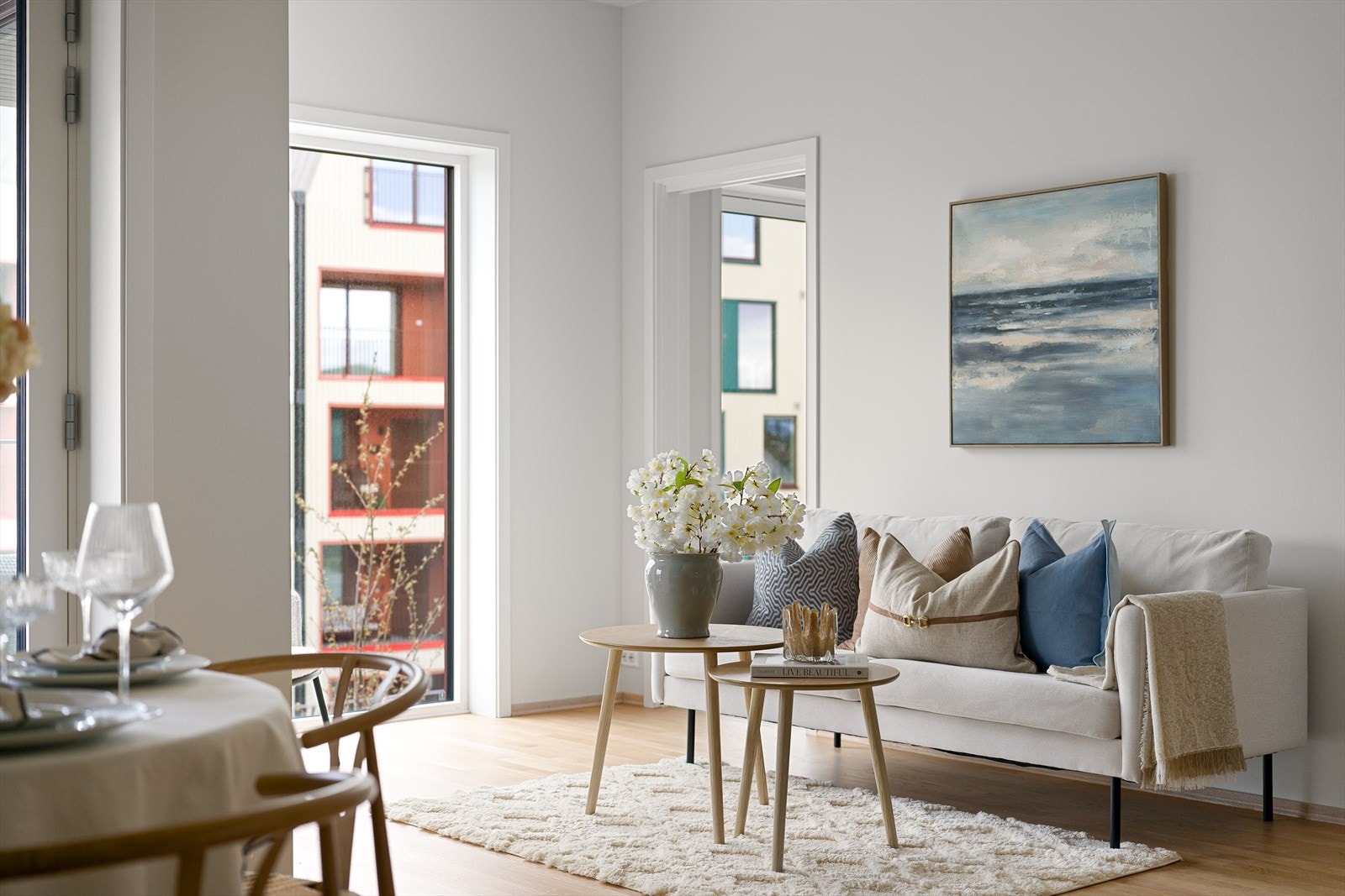 Her er det god plass til både sofagruppe, spisebord og øvrig møblement. Galleribilde