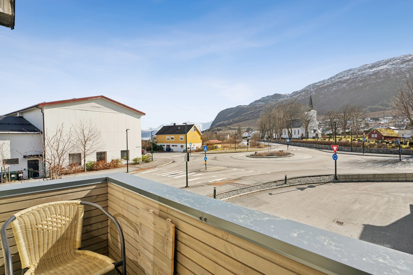 Balkong med utgang fra stue. Her kan du ha full oversikt over livet utenfor. Galleribilde