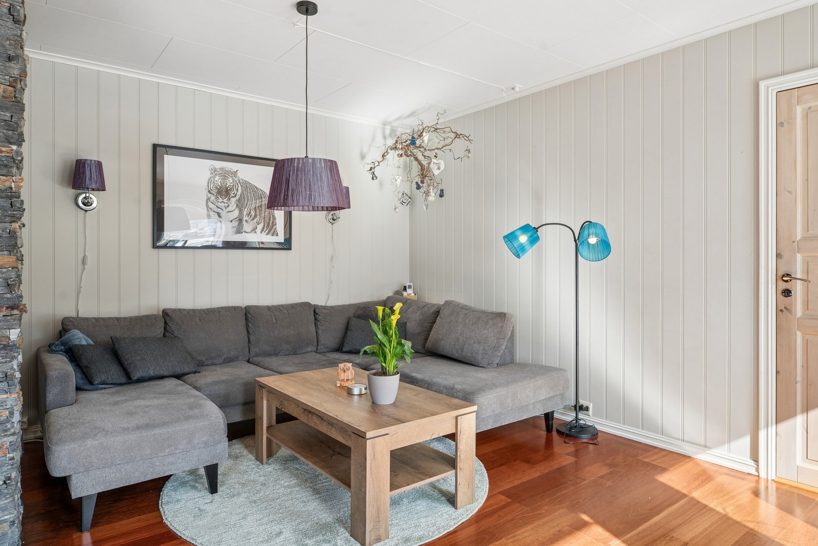 I stuen er det laget til en naturlig krok for sofa. Galleribilde