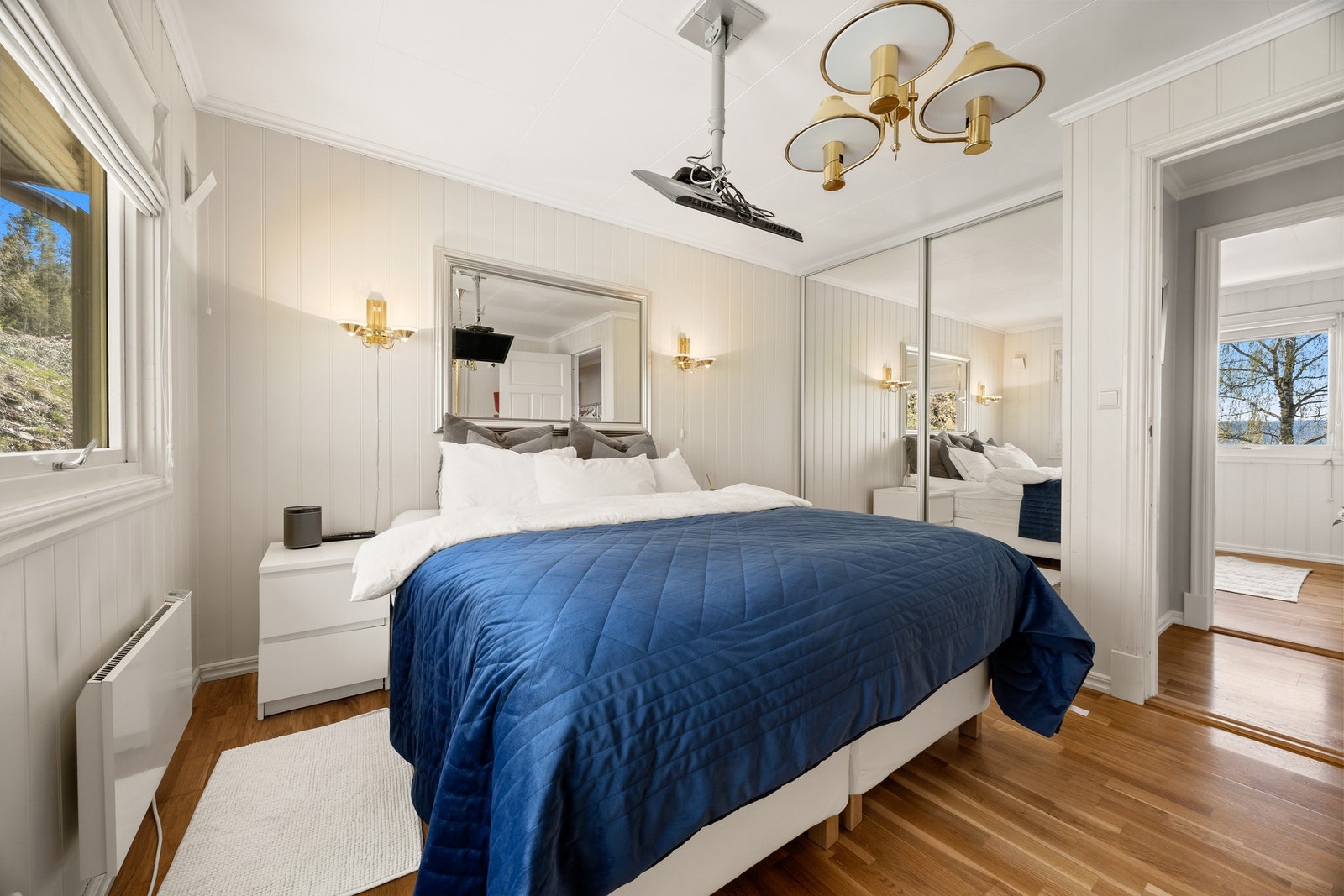 Hovedsoverom med speilskyvedørsgarderobe Galleribilde