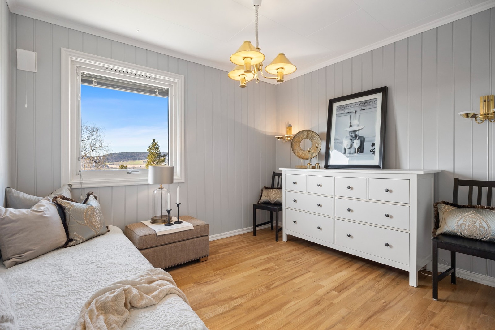 Det er tre soverom i 2. etg, ett soverom i 1. etg. Galleribilde
