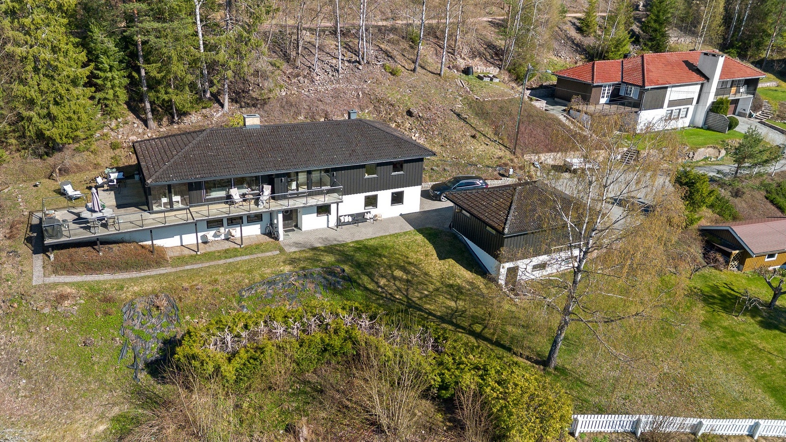 Romslig enebolig med stor terrasse og balkong, beliggende i et naturskjønt område. Galleribilde