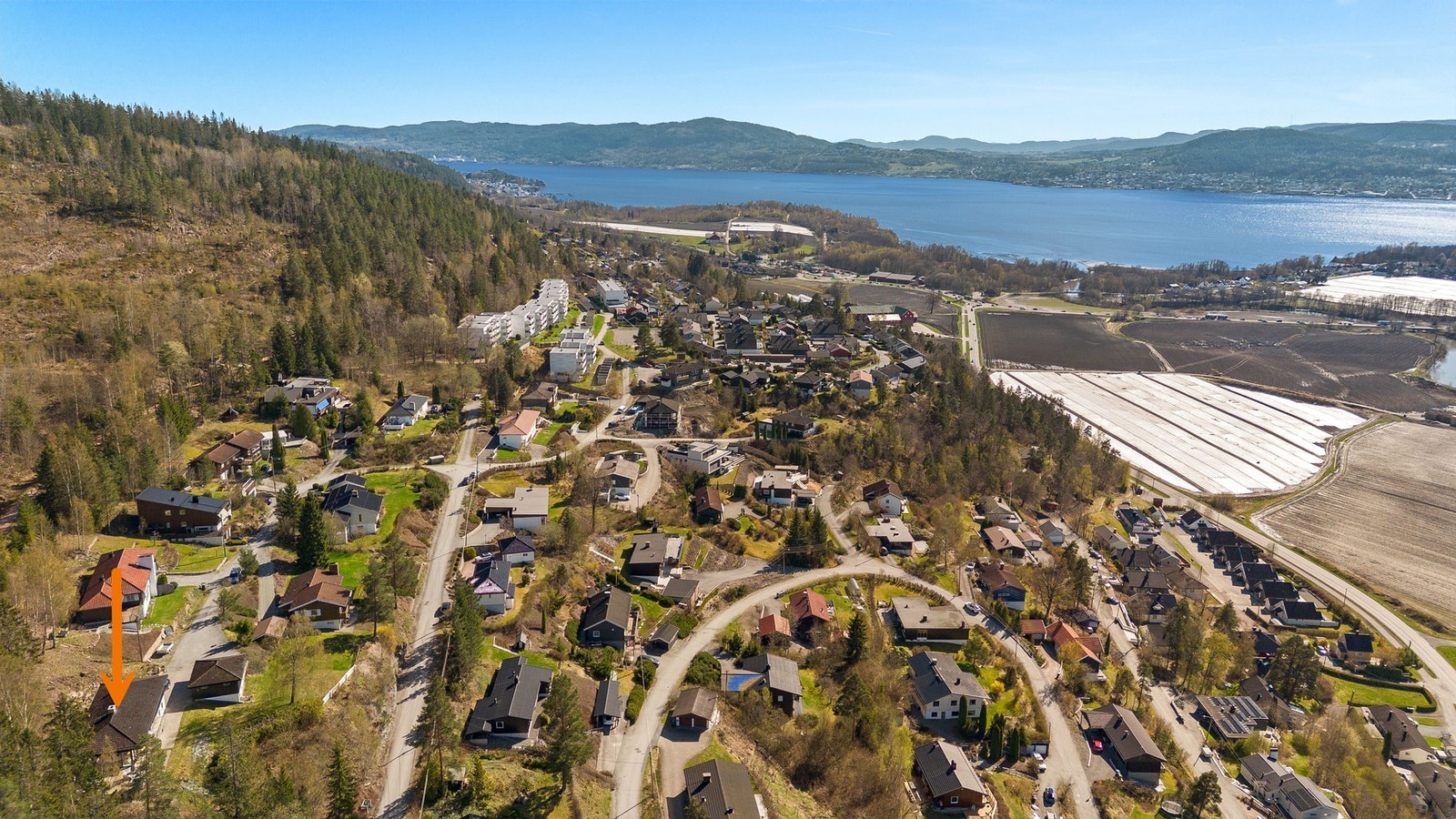 Boligen ligger i et rolig nabolag med nærhet til skog og fjord Galleribilde