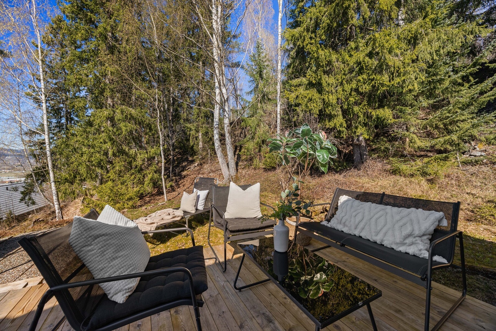 Uteplass med terrasse i naturlige omgivelser Galleribilde