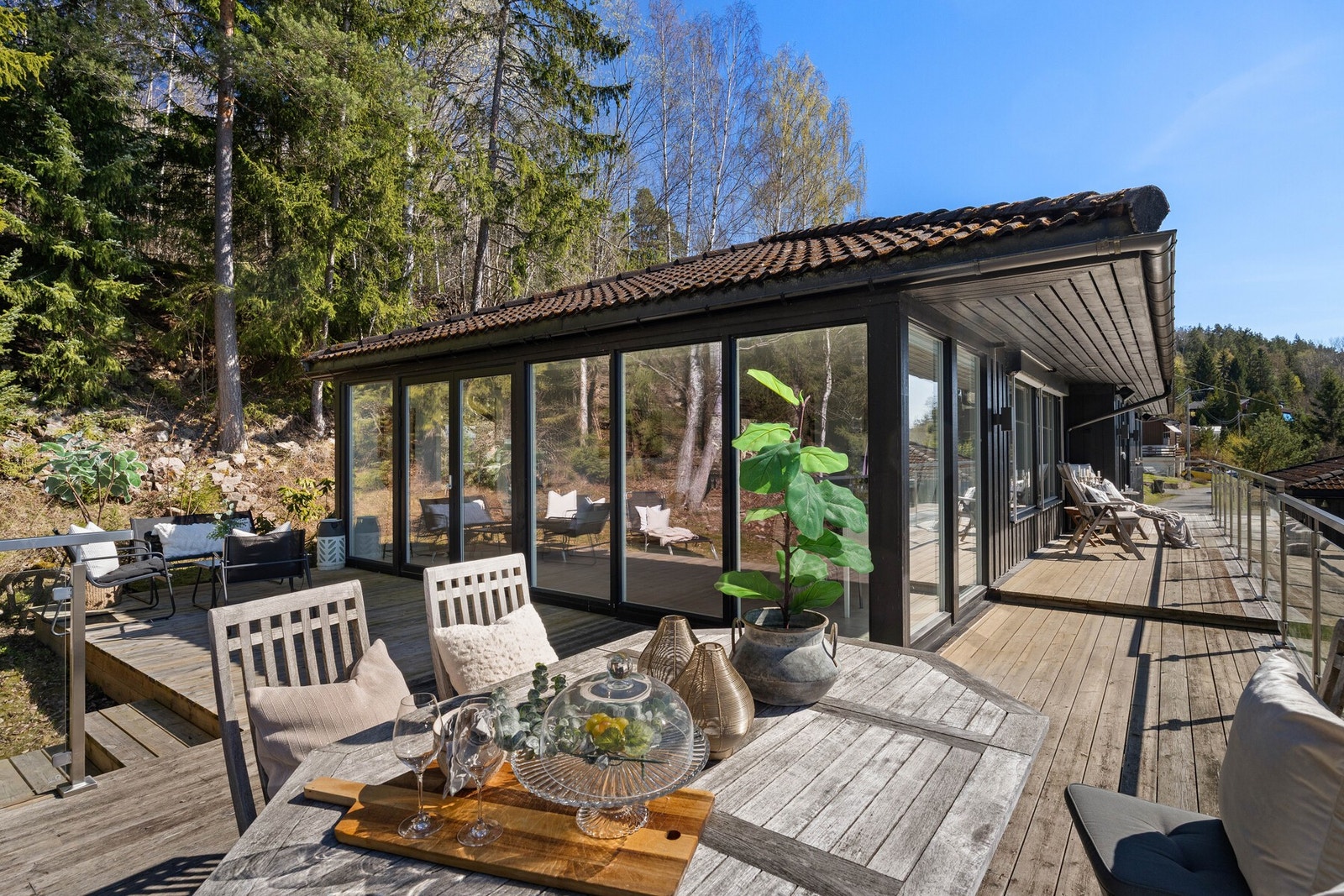 Solrik og stor terrasse, innebygget vinterhage med store glassvegger Galleribilde