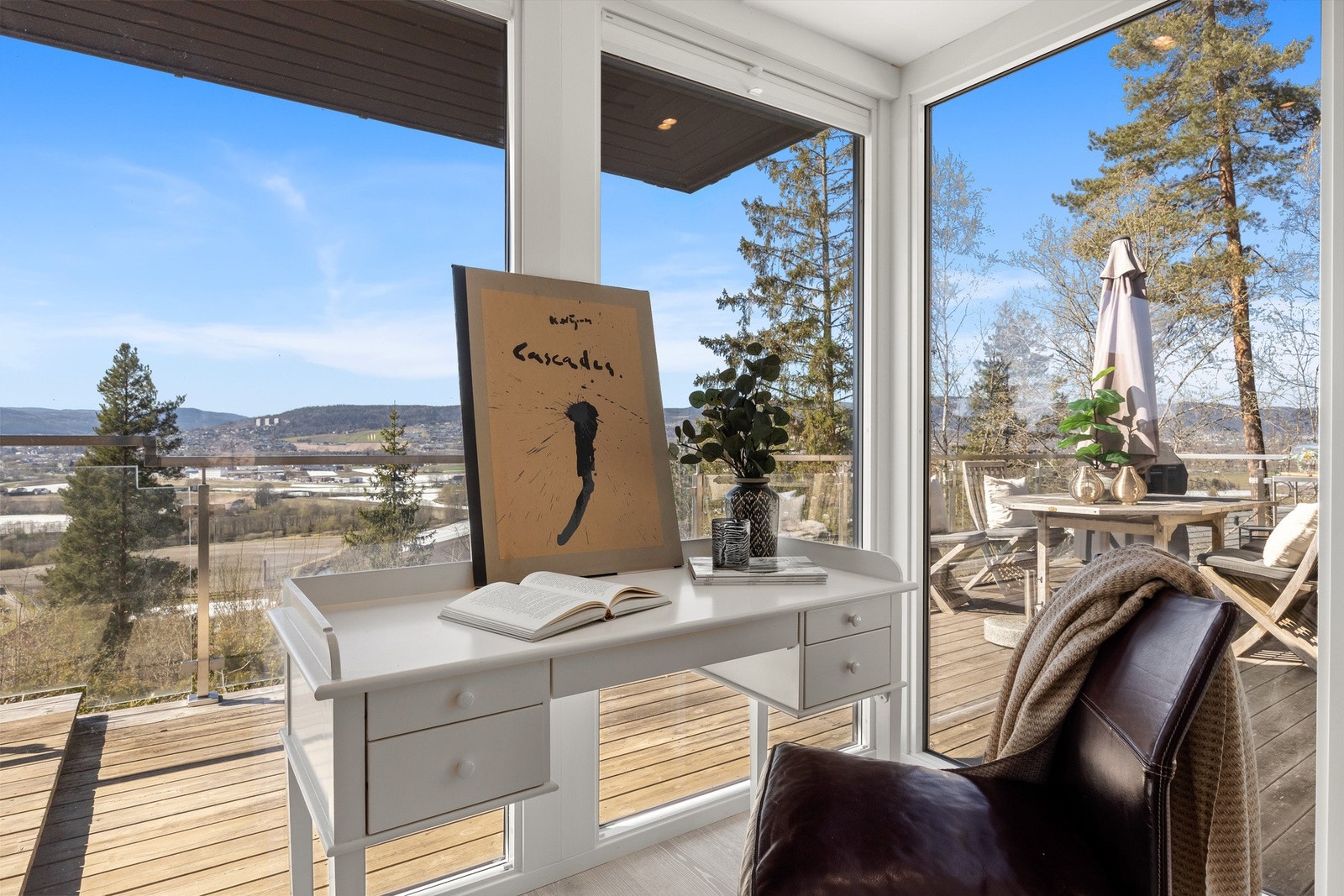 Store vinduer med flott utsikt over Lierdalen. Galleribilde
