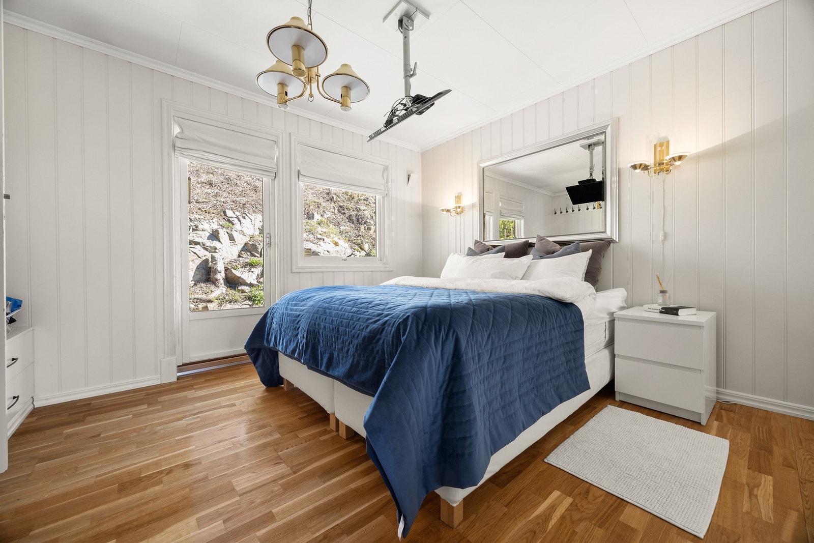 Hovedsovrom med store vinduer Galleribilde