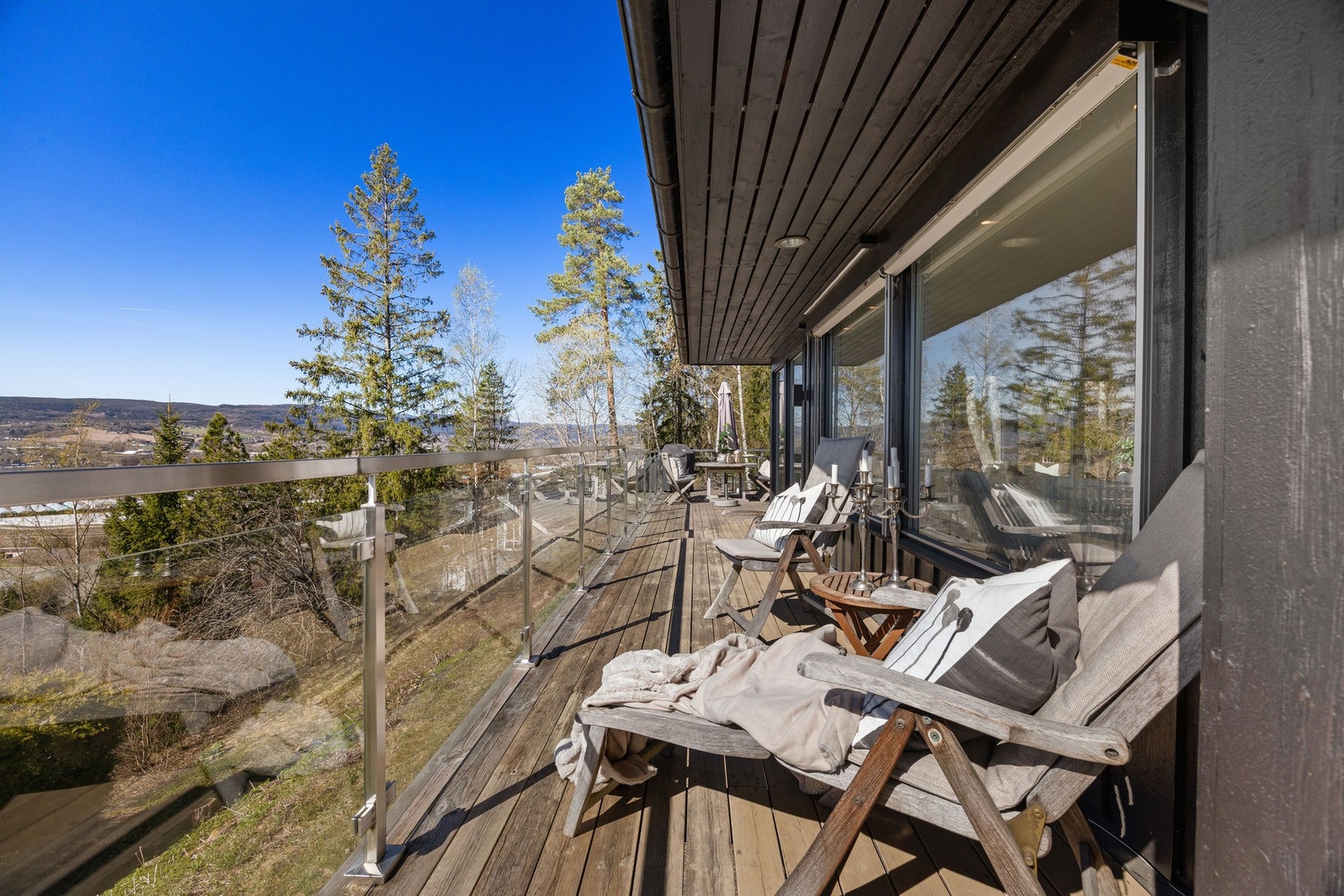 Romslig terrasse med glassrekkverk og flott utsikt Galleribilde