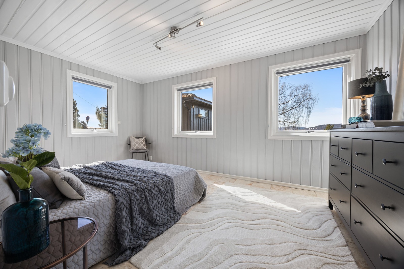 Lyst soverom i 1. etg med tre store vinduer som gir godt med naturlig lys. Galleribilde