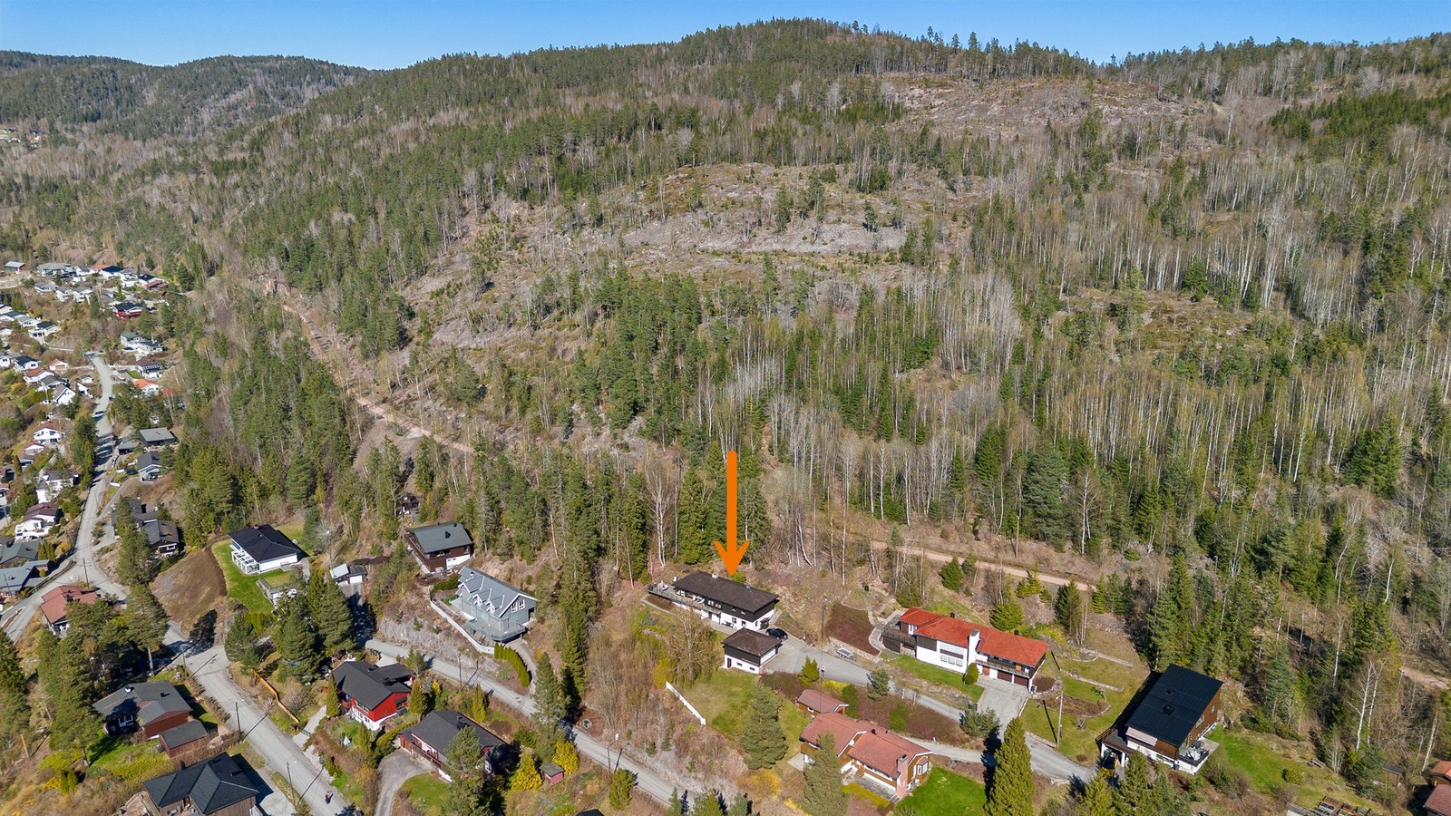 Boligen ligger i et naturskjønt område med nærhet til skog og turmuligheter. Galleribilde