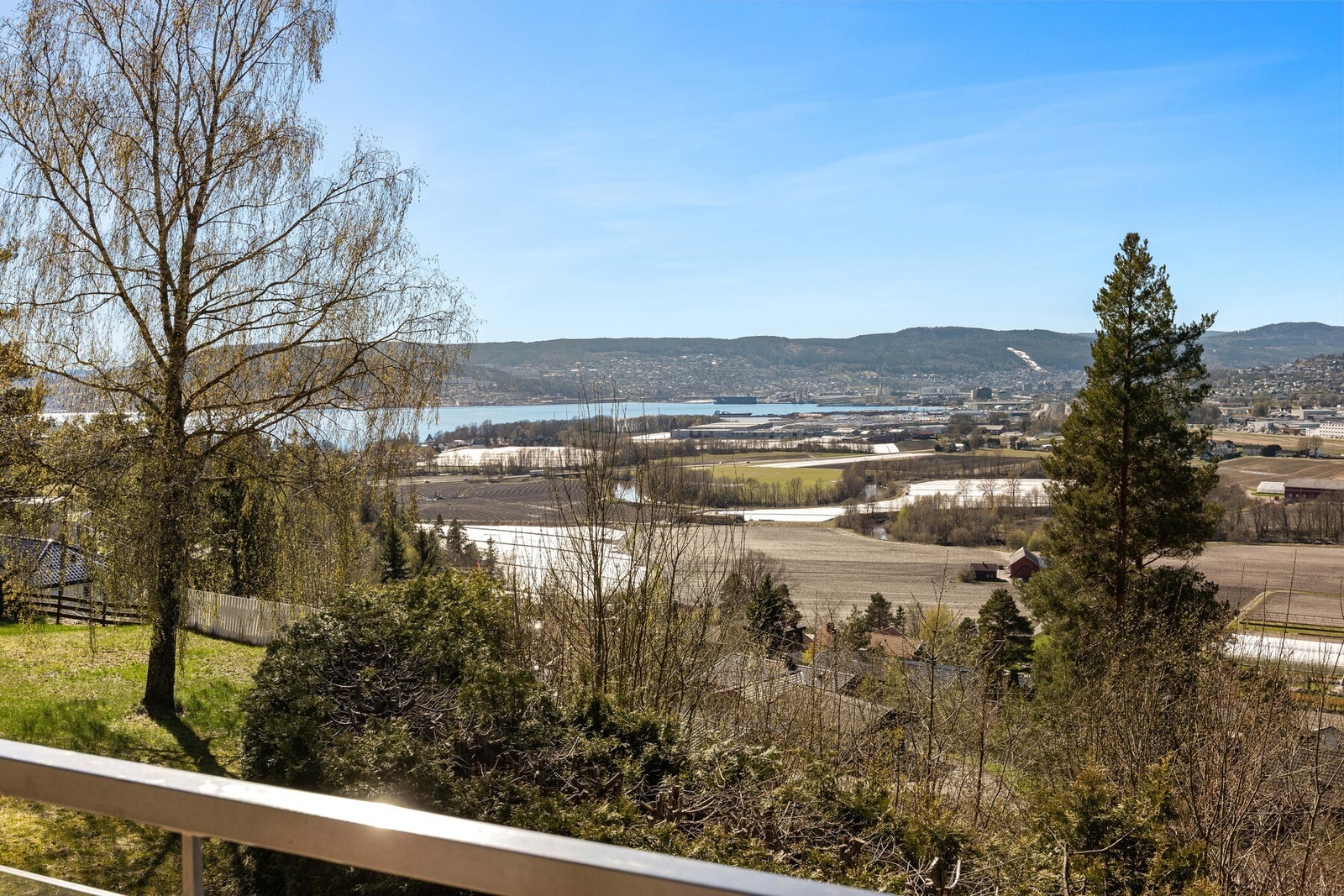 Utsikt over landskap og Drammensfjorden Galleribilde
