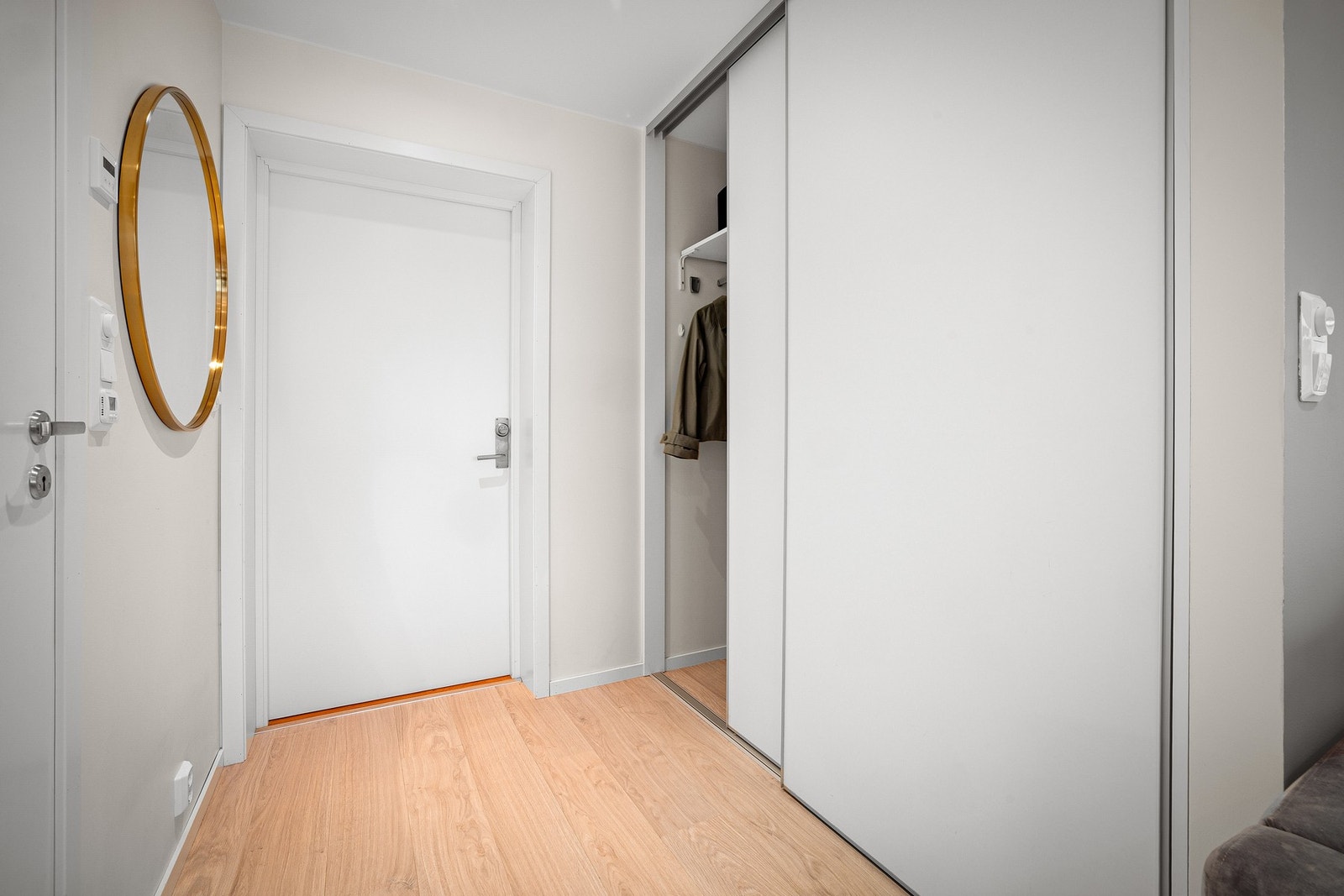 Entréen er lys og innbydende med skyvedørsgarderobe. Galleribilde