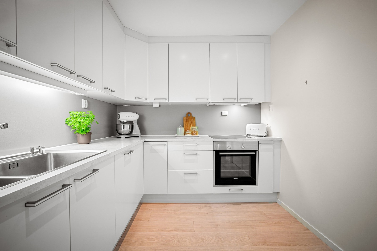 Kjøkkenet har innredning med glatte fronter og benkeplate av laminat. Galleribilde