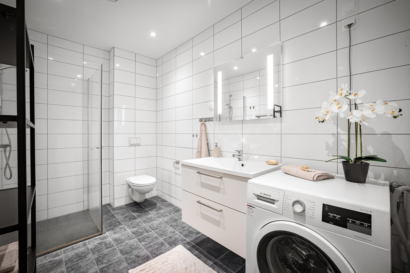 Badet er helfliset med varmekabler i gulv og balansert ventilasjon. Galleribilde