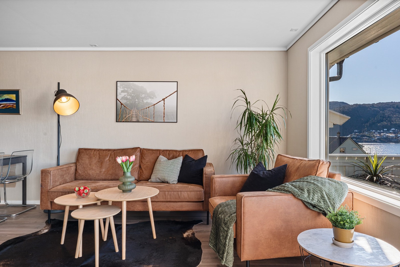Stuen er romslig med god plass til sofagruppe og tv-benk. Galleribilde