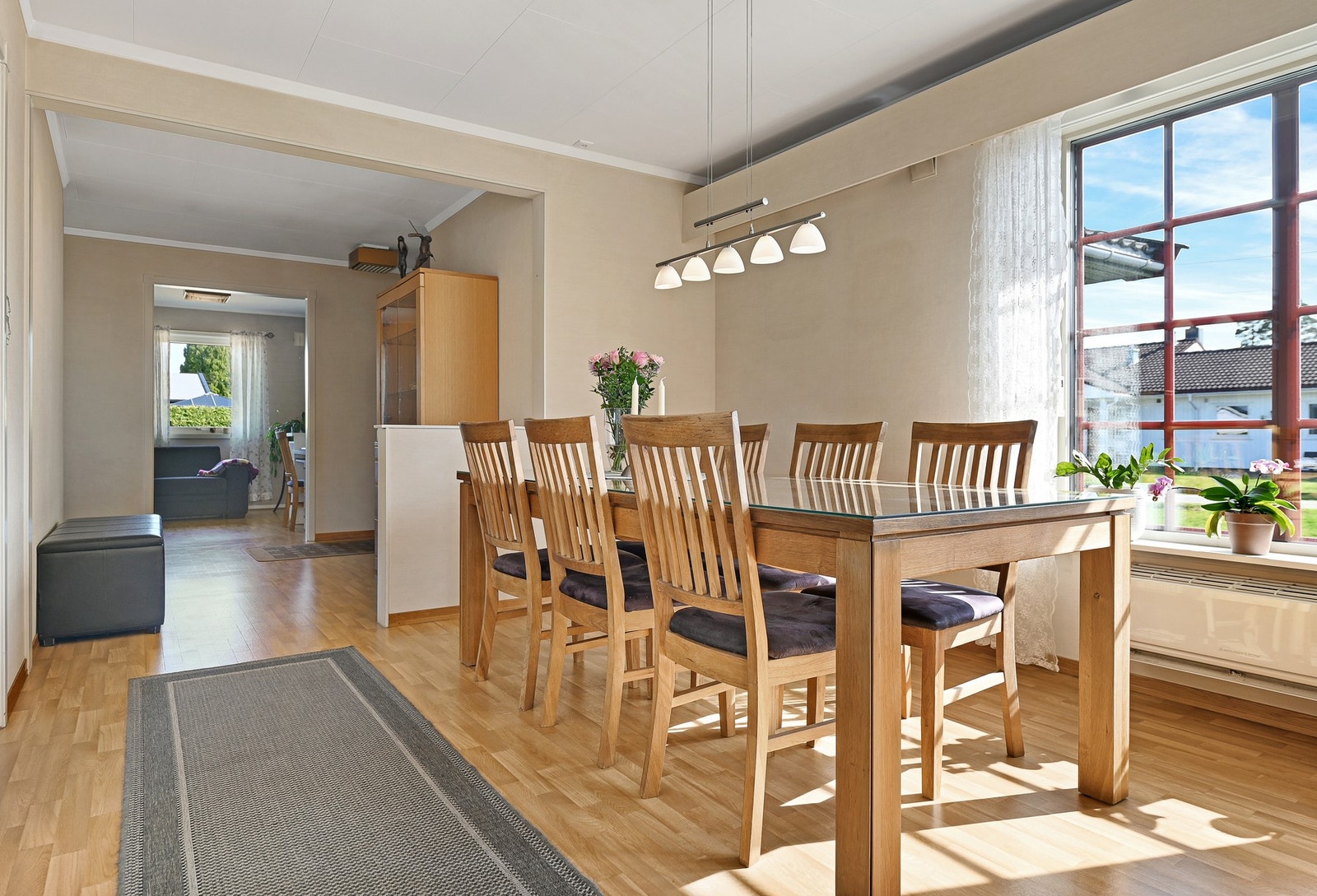 Spiseplass med store vinduer som slipper inn mye naturlig lys, og åpen løsning mot stue og kjøkken. Galleribilde