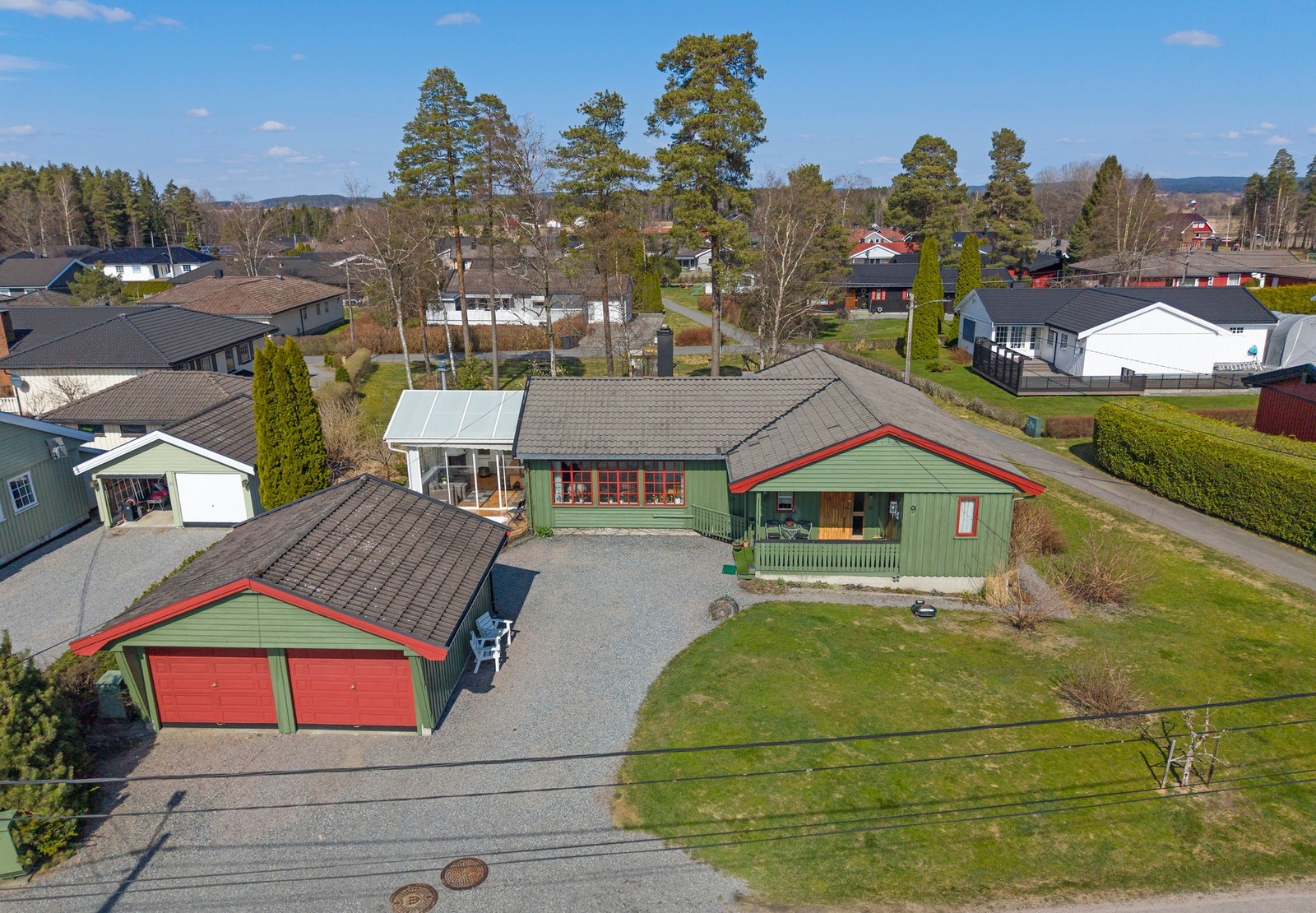 Frittliggende enebolig med dobbel garasje, lysthus og hage i et rolig nabolag. Galleribilde