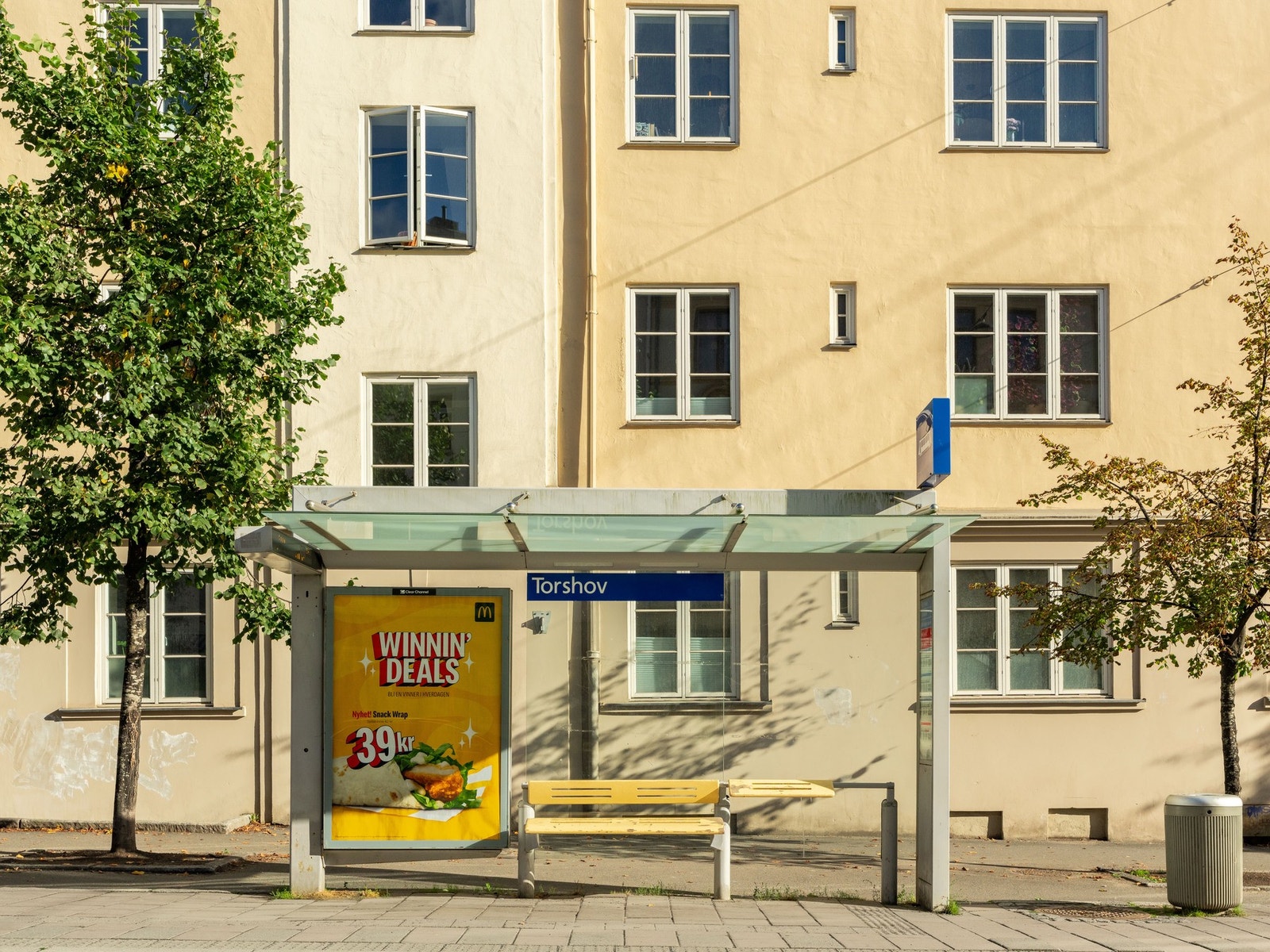 Det er meget gode kollektivforbindelser i umiddelbar nærhet, med både trikk, buss og flybuss. Galleribilde